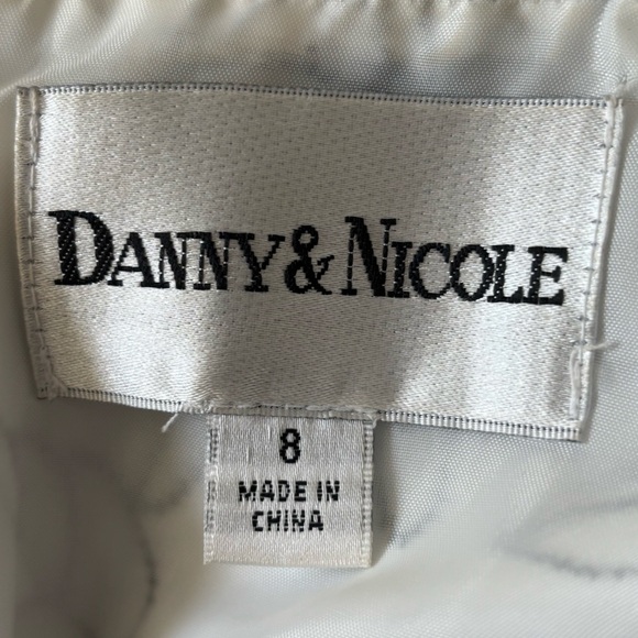Danny & Nicole Embroidery Dress - Picture 3 of 3